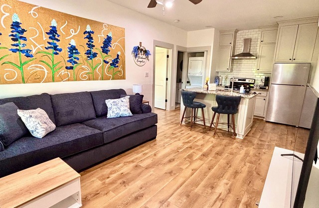 Charming Bluebonnet Bungalow: 1BR Guest House w/Kitchen, WiFi + AC - Waco, TX