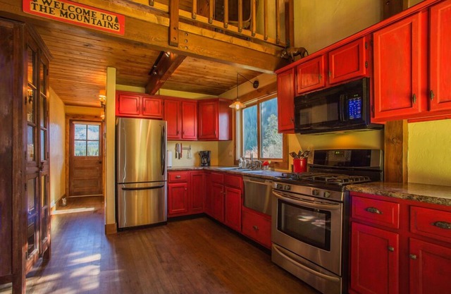 Charming Boutique Cabin in Private Setting with Hot Tub