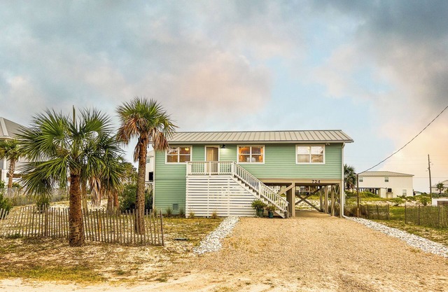 Charming bungalow, best of St George Island! Views of the Bay and Beach!