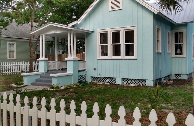 Charming bungalow in Sanford's historical district