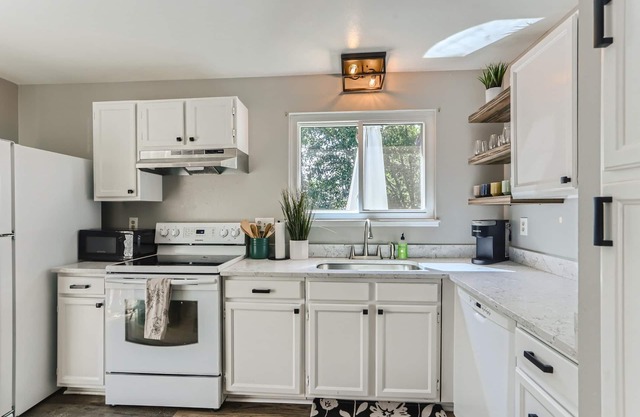 Charming Bungalow - Longmont- Nearby Lyons Pet Friendly fenced yard