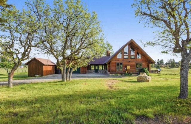 Charming Cabana Dichoso: Hot Tub, Game Room, Private Pond, Pet-Friendly and Stunning Mountain Views!