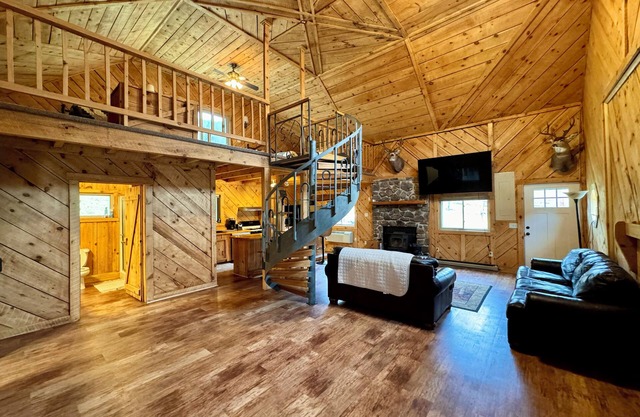 Charming cabin in Appalachian mountains of Cabins, WV with full amenities