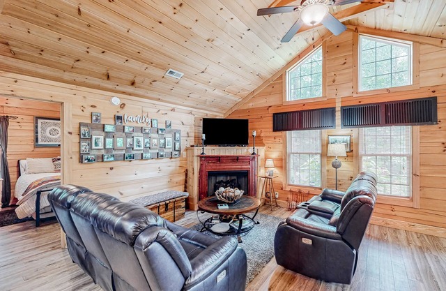 Charming cabin near outdoor rec with a grill, screened porch, fireplace, & AC