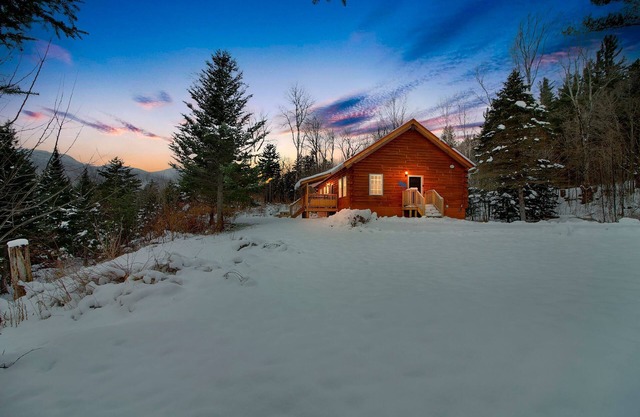 Charming cabin w/porch & trails nearby