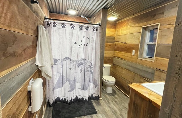 Charming cabin with WiFi in picturesque Parlin