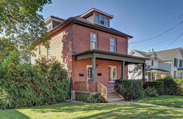 Charming Cambridge Retreat: Modern 2BR with Parking, Steps from Shops & Dining