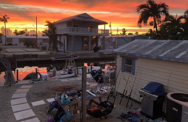 Charming canal front 2-bedroom home with WiFi and AC in Little Torch Key