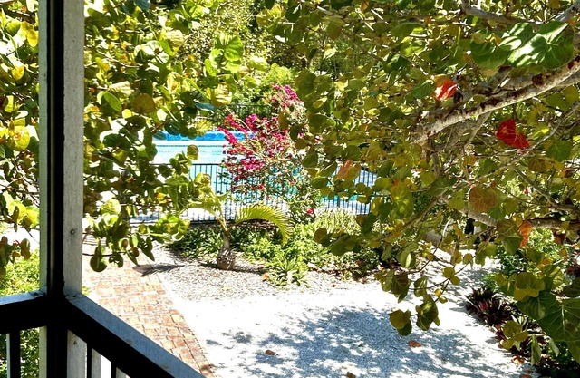 Charming Captiva Cottage with private pool, 300 steps from beach