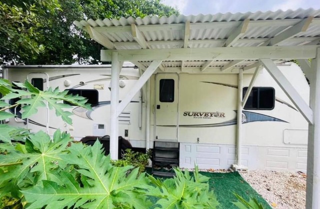 Charming Caravan in the Little Jungle by Legnalife, Homestead with WiFi, AC