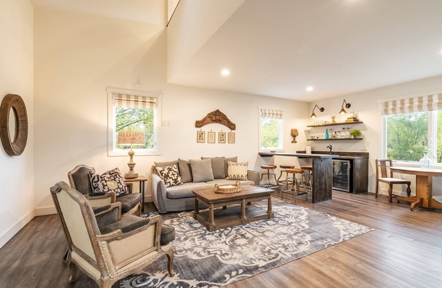 Charming Carriage House on Baron's Creek - 2 blocks from Main Street!