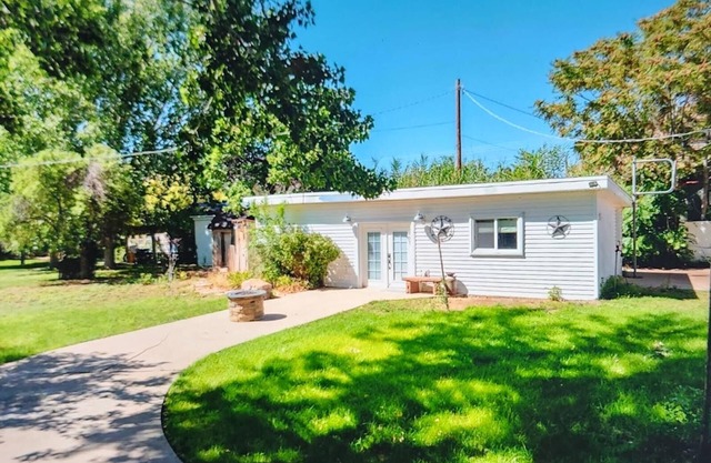 Charming Casita-gym/sauna/firepit/backyard games/walk to: hikes, museums, shops