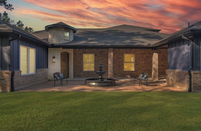 Charming Casita with Kitchen and Bath on Lake Apache in serene Stagecoach, TX