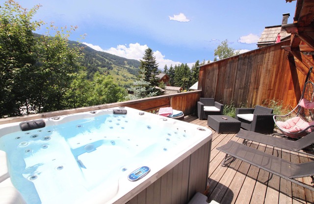 CHARMING CHALET MOUNTAIN VIEWS AND SKI SLOPES JACUZZI CINEMA ROOM