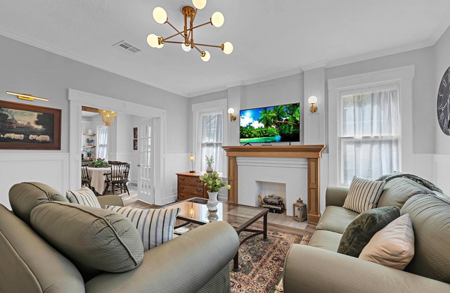 Charming Clementine 2-bedroom midterm house in peaceful Waco- FULLY FURNISHED