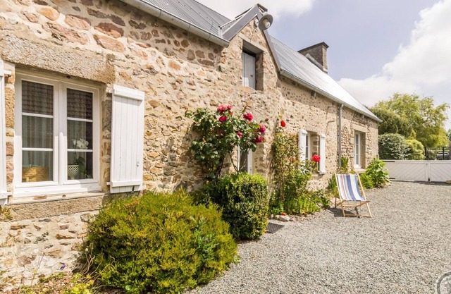 Charming Coastal Cottage with Private Garden, Close to Beach, Free Bikes, and All Amenities Included