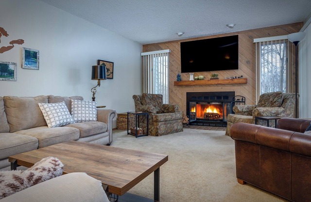 Charming Condo for Sun or SnownNear Lake Michigan & Ski Resortsn3 King, 1 Queen