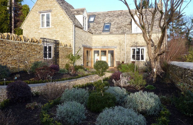 Charming Cotswold Stone Cottage with 3 Large En-Suite Bedrooms and Pretty Garden