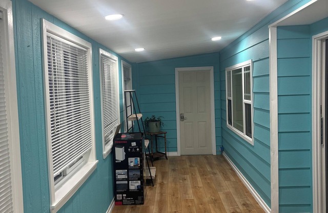 Charming cottage, 2 min walk to sand Huntington Beach with AC, WiFi, Pool, Gym.