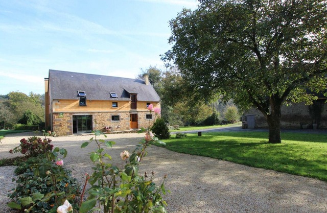 Charming cottage in Braffais with private garden and pets allowed