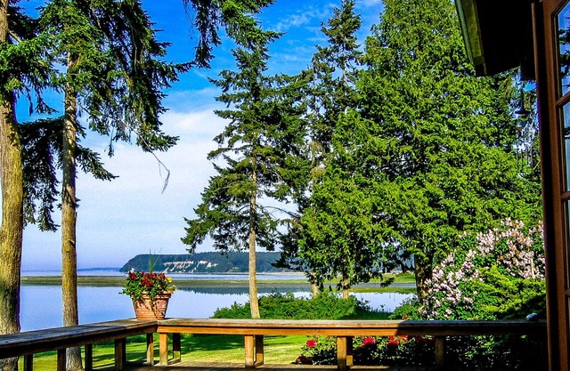 Charming Cottage in Stunning Waterfront Setting