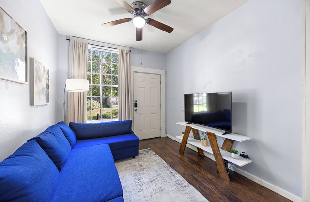 Charming Cottage in historic Nacogdoches. Steps away from the brick streets!