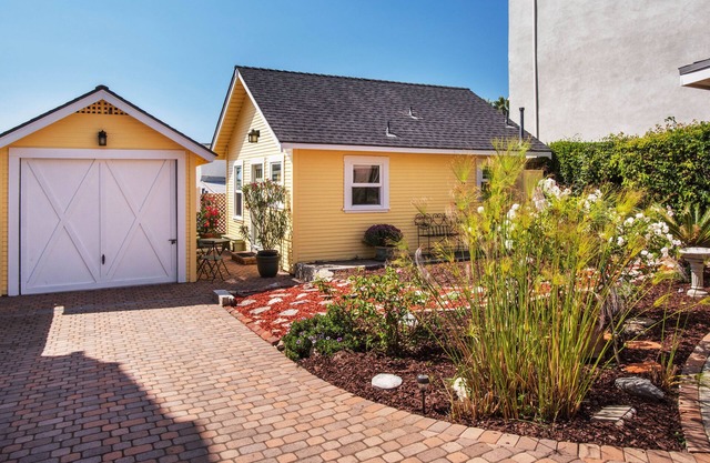 Charming Cottage 1 1/2 blocks to the Beach