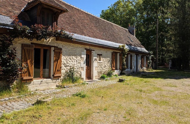 Charming Cottage with Private Heated Pool, Fitness Room, Game Room, Near Rillé Lake