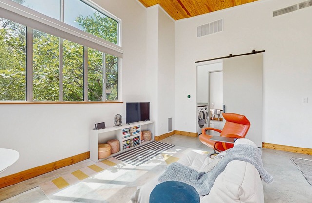 Charming cottage with walk-in shower & walkable Austin location