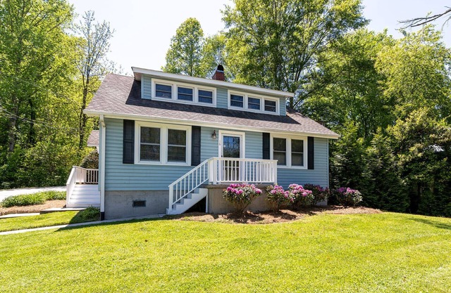 Charming Cottage Within Walking Distance to Downtown Brevard & Brevard College.