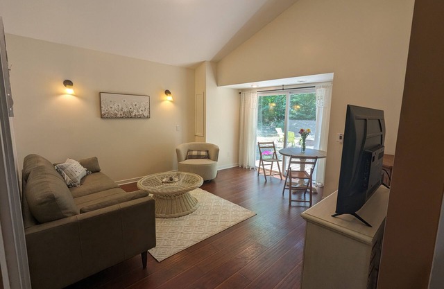 Charming Couple's Cottage close to Lake Michigan, Silver lake, and Stoney Lake