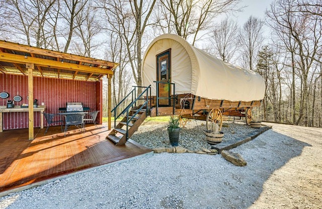 Charming Covered Wagon on Live Petting Zoo for Memorable Family Glamping Stays in Brownsville, Kentucky