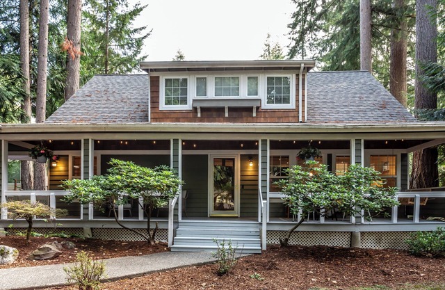 Charming cozy cottage in beautiful surroundings minutes from outdoor adventures.