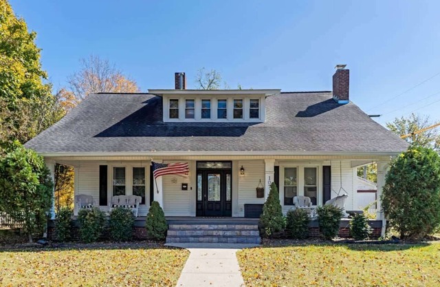 Charming Craftsman Home in Dickson | Pet Friendly