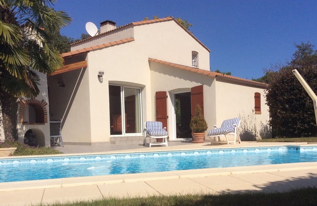 CHARMING DETACHED HOUSE WITH GARDEN, TERRACE AND SWIMMING POOL (UNHEATED)