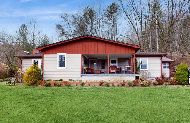 Charming Dog-Friendly Home with Full Kitchen, Wifi and Mountain Views