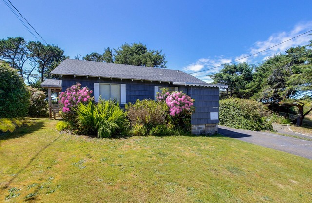 Charming, dog-friendly cabin with WiFi - steps from beach & two blocks from golf