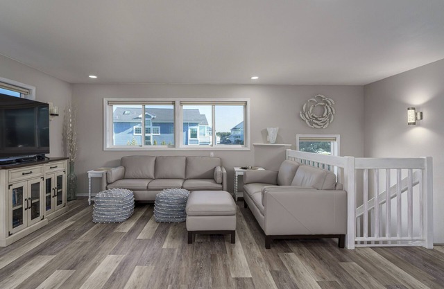 Charming dog-friendly home with ocean-view, beach access, & washer/dryer