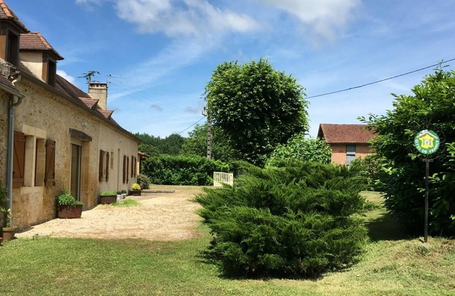 Charming Dordogne Home: Fireplace, Large Garden, Near Historic Sites