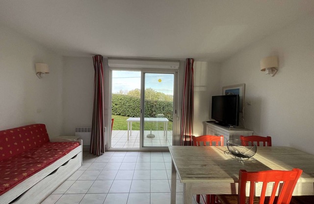 Charming Duplex with Terrace, Pools, Pet-Friendly, Parking, 6 People