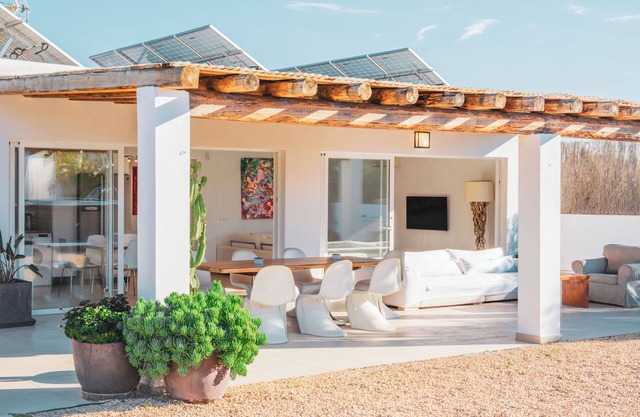 Charming 4-bedroom villa with private swimming pool in soothing