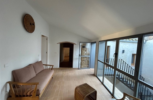 Charming Costa Brava house with pool, 10km from l'Escala, sleeps 9
