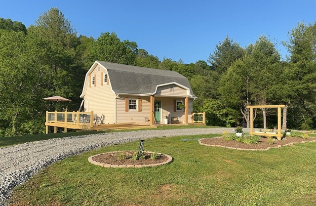 Charming farmhouse with 3 bedrooms and WiFi, AC by mountain stream and pond