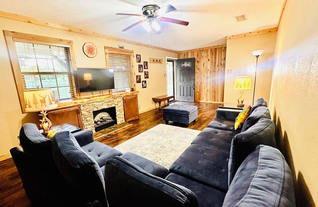 Charming Farmhouse Getaway with Nature & Family Fun in Corsicana, TX
