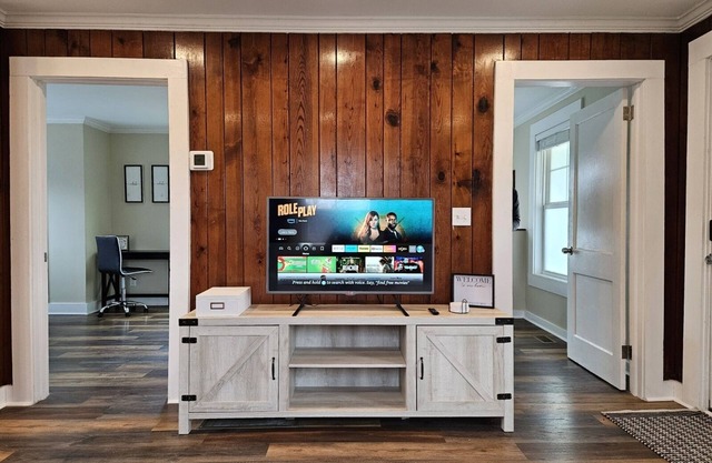 Charming farmhouse in tranquil Candler