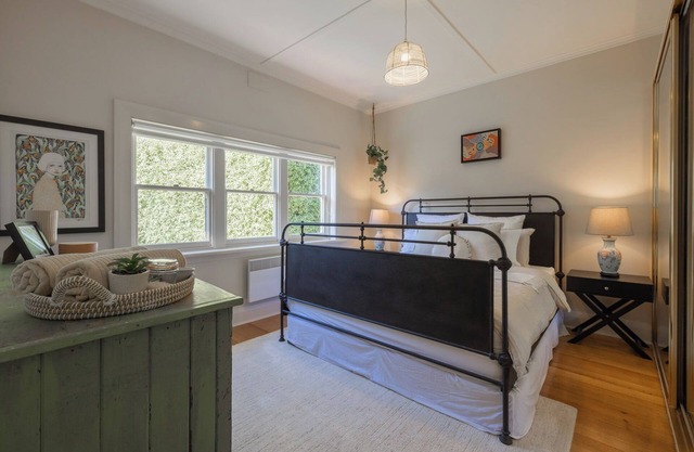 Charming Fig Tree Cottage with WiFi & Parking