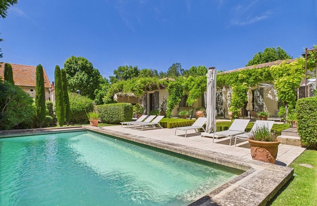 Charming Village House with Pool in Maussane - Walk to Shops & Sites