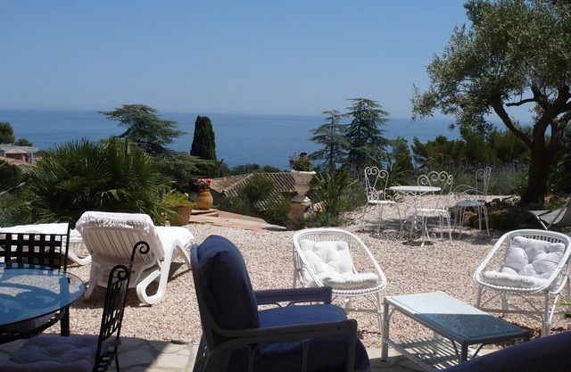 Charming 2 Room 75 m2 with Splendid sea view and Huge RDJ. Beach 300 m.