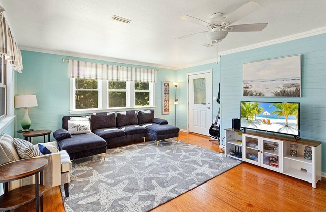 Charming Frisco Cottage | Deck, Porch & Beach Vibes