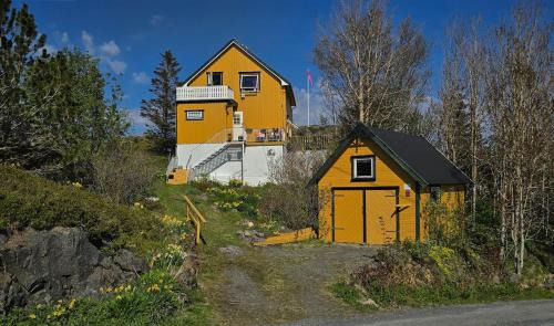 Charming golden cabin with breathtaking sea views